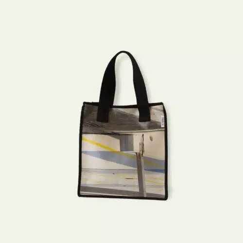 La Bolsa Shopper mini es la compañera perfecta para tus compras diarias, con una amplitud que la hace ideal para llevar todo lo que necesitas.