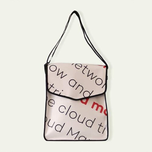 Bandolera exclusiva de lona publicitaria Reciclada . Moda Sostenible