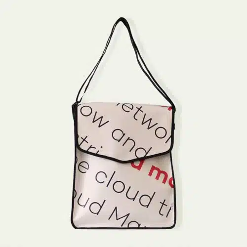 Bandolera exclusiva de lona publicitaria Reciclada . Moda Sostenible