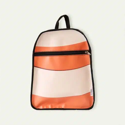 Esta mochila única está confeccionada con banderolas publicitarias de gran colorido, lo que no solo le confiere un diseño vibrante y original, sino que también contribuye a la reutilización de materiales, reduciendo así el impacto ambiental.