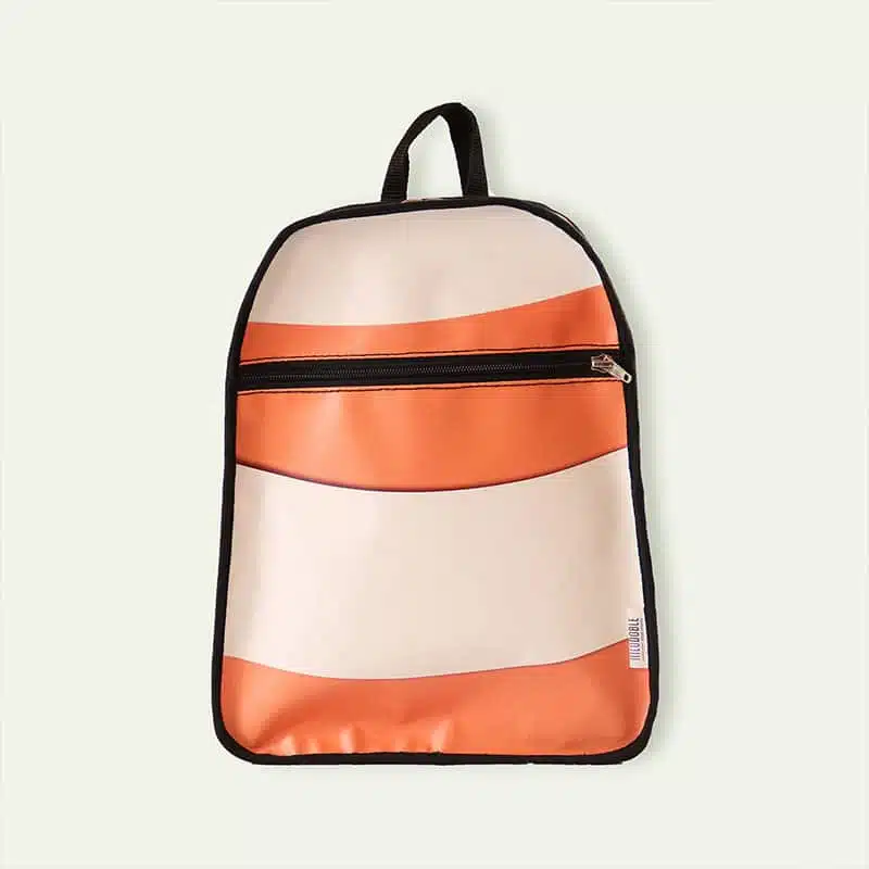 Esta mochila única está confeccionada con banderolas publicitarias de gran colorido, lo que no solo le confiere un diseño vibrante y original, sino que también contribuye a la reutilización de materiales, reduciendo así el impacto ambiental.