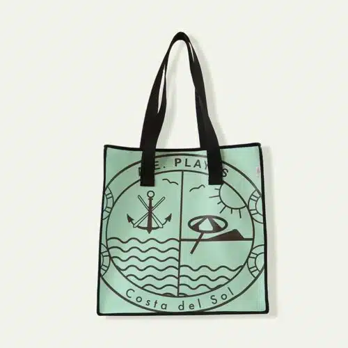 La Bolsa Shopper Grande es la compañera perfecta para tus compras diarias, con una amplitud que la hace ideal para llevar todo lo que necesitas.