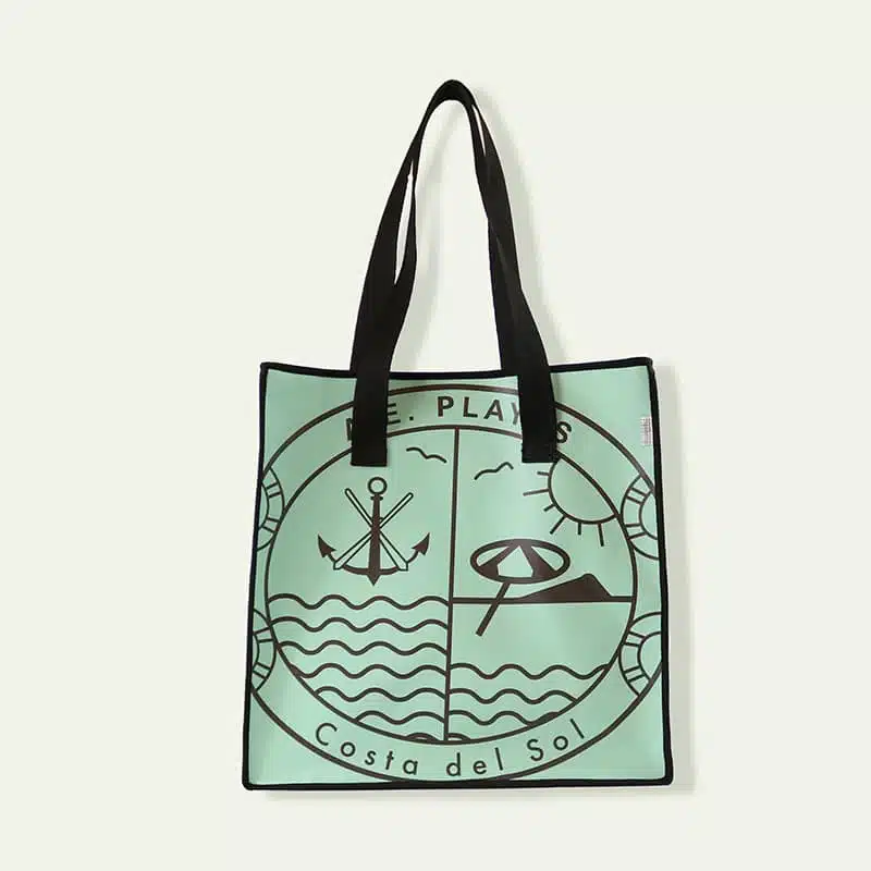 La Bolsa Shopper Grande es la compañera perfecta para tus compras diarias, con una amplitud que la hace ideal para llevar todo lo que necesitas.