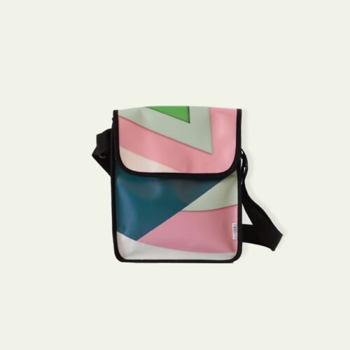 Bandolera exclusiva de lona publicitaria Reciclada . Moda Sostenible