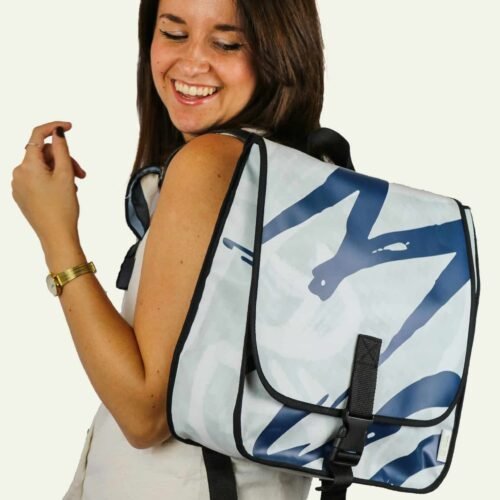 Mochila mediana, lona publicitaria reciclada - FLOR AZUL